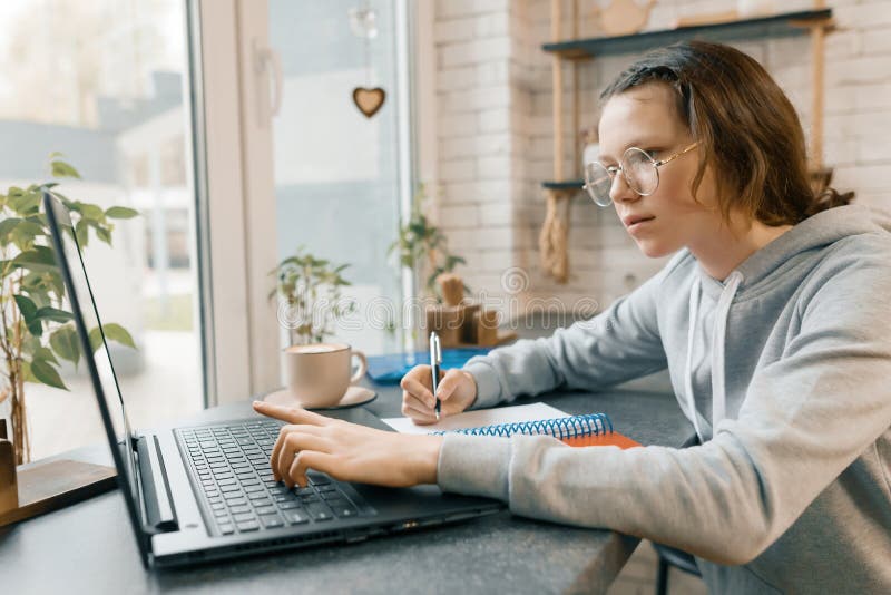 Porträt der jungen Studentin, des Schulmädchens in der Kaffeestube mit Laptop-Computer und des Tasse Kaffees, Mädchen studiert, S stockbilder Porträt der jungen Studentin, des Schulmädchens in der Kaffeestube mit Laptop-Computer und des Tasse Kaffees, Mädchen studiert, S stockbilder