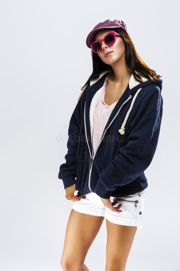 Porträt der kaukasischen Brunette-Frau im klassischem Hoodie und in Rose lizenzfreie stockbilder Porträt der kaukasischen Brunette-Frau im klassischem Hoodie und in Rose lizenzfreie stockbilder