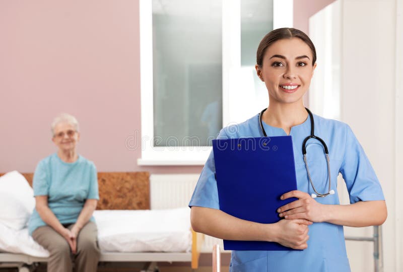 Porträt der Krankenschwester mit Klemmbrett im Krankenhaus des älteren Patienten lizenzfreies stockfoto Porträt der Krankenschwester mit Klemmbrett im Krankenhaus des älteren Patienten lizenzfreies stockfoto
