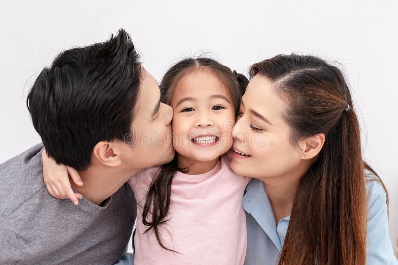 Porträt der küssenden Backe der attraktiven asiatischen Familie zusammen nah oben auf lokalisiertem weißem Studiohintergrund GENa lizenzfreie stockfotografie Porträt der küssenden Backe der attraktiven asiatischen Familie zusammen nah oben auf lokalisiertem weißem Studiohintergrund GENa lizenzfreie stockfotografie