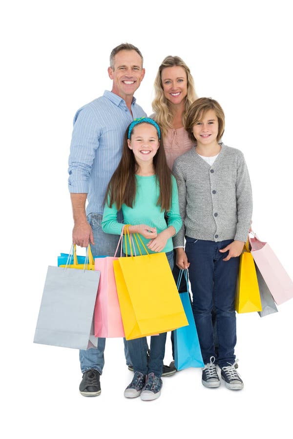 Porträt der lächelnden Familie mit Einkaufstasche stockfotografie Porträt der lächelnden Familie mit Einkaufstasche stockfotografie