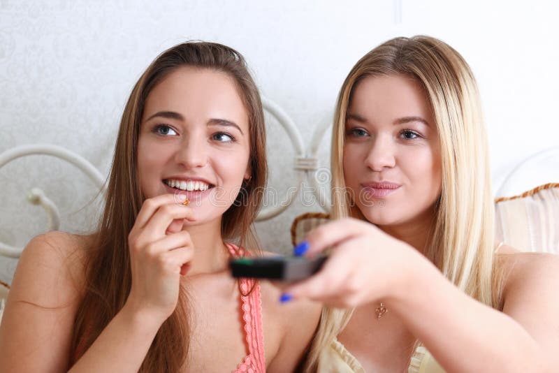 Porträt der lächelnden Frau mit zwei schönen Jungen lizenzfreie stockfotografie Porträt der lächelnden Frau mit zwei schönen Jungen lizenzfreie stockfotografie