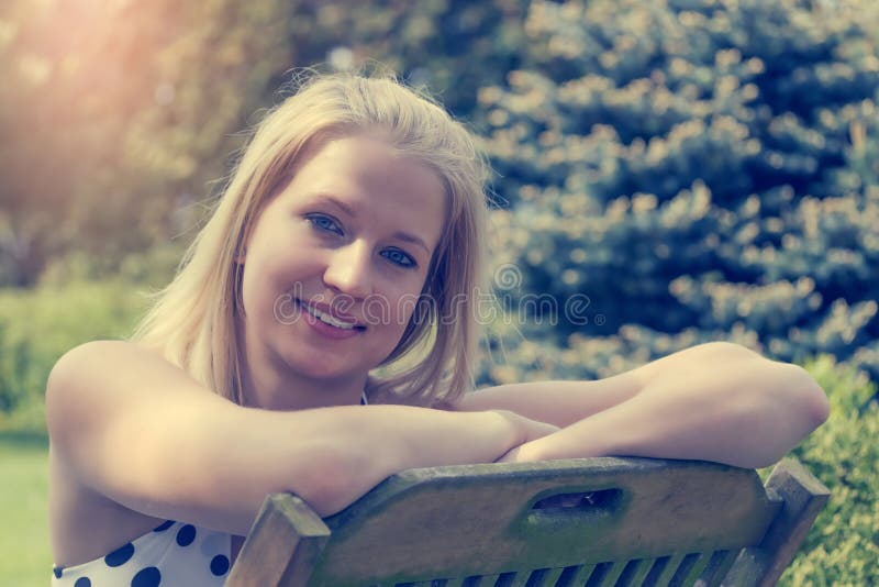 Porträt der lächelnden jungen Frau stockfotografie Porträt der lächelnden jungen Frau stockfotografie