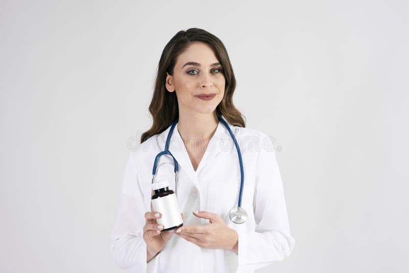 Porträt der lächelnden Ärztin mit Stethoskop und Medikament lizenzfreies stockbild Porträt der lächelnden Ärztin mit Stethoskop und Medikament lizenzfreies stockbild