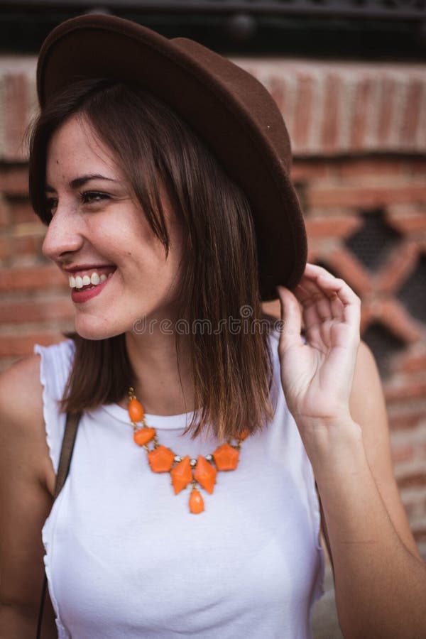 Portr?t der modernen Frau lachend mit Hut stockbild Portr?t der modernen Frau lachend mit Hut stockbild