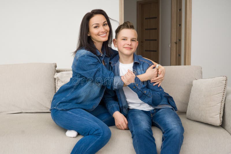 Porträt der Mutter und ihres Sohns auf Sofa zu Hause stockbild