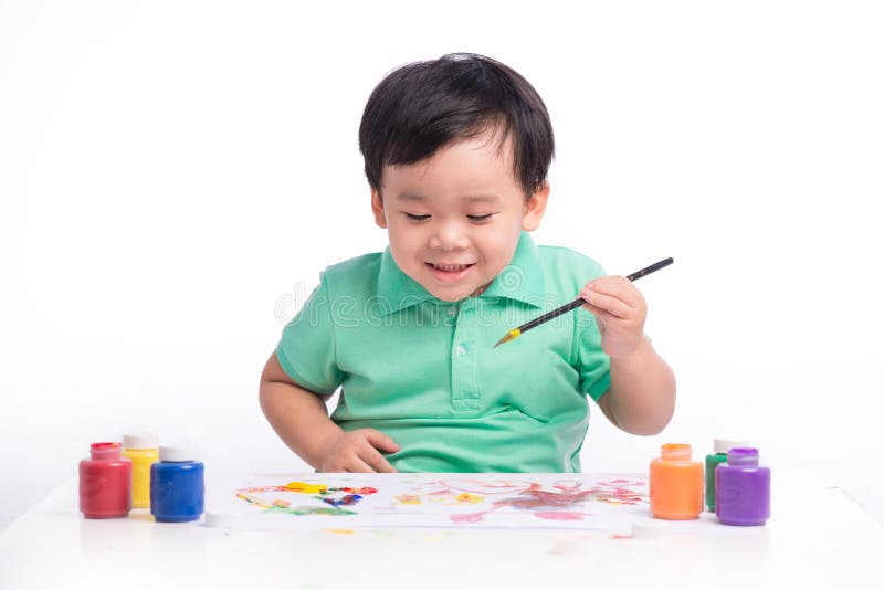 Porträt der netten asiatischen Jungenmalerei unter Verwendung der Aquarelle stockbild Porträt der netten asiatischen Jungenmalerei unter Verwendung der Aquarelle stockbild