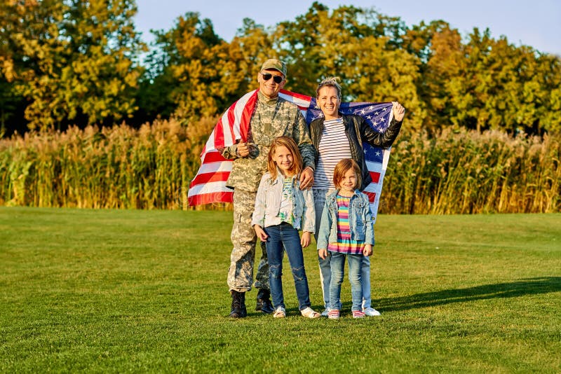 Porträt der patriotischen amerikanischen Familie stockfotografie Porträt der patriotischen amerikanischen Familie stockfotografie