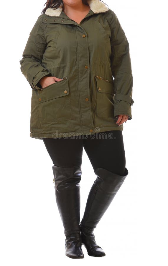 Porträt der Plusgrößenmodellfrau, die dunkelgrünen Wintermantel XXL und die schwarze Legginsaufstellung lokalisiert auf weißem Hi lizenzfreie stockfotos Porträt der Plusgrößenmodellfrau, die dunkelgrünen Wintermantel XXL und die schwarze Legginsaufstellung lokalisiert auf weißem Hi lizenzfreie stockfotos
