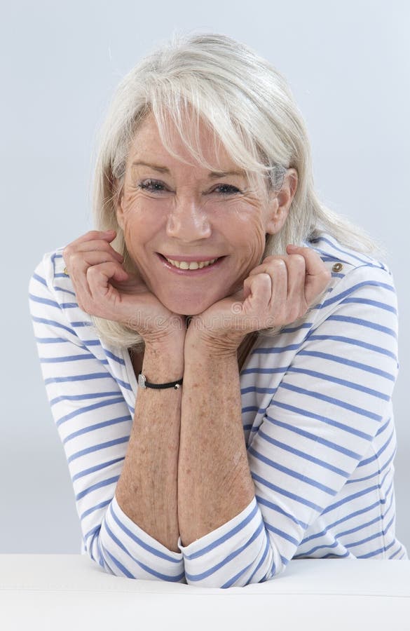 Porträt der recht älteren Frau lizenzfreies stockbild Porträt der recht älteren Frau lizenzfreies stockbild