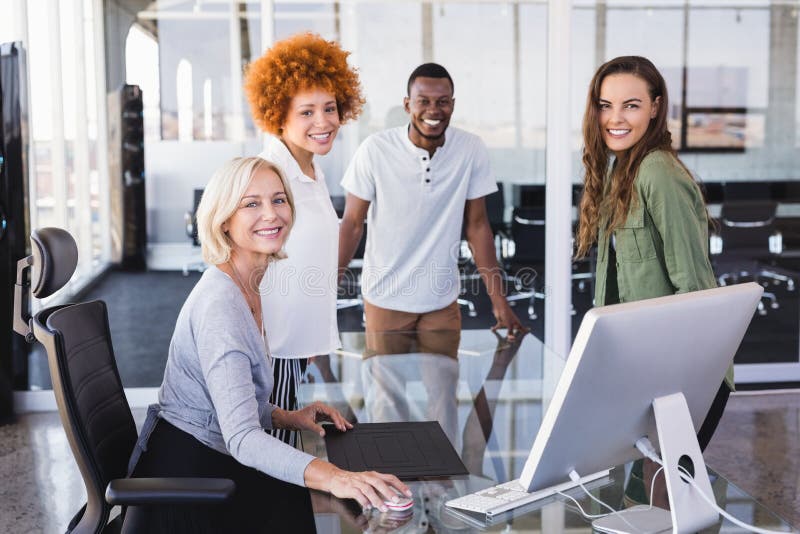 Porträt der reifen Geschäftsfrau und der Kollegen im Büro stockfoto Porträt der reifen Geschäftsfrau und der Kollegen im Büro stockfoto