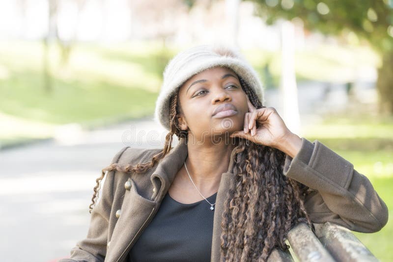 Porträt der schönen afrikanischen Frau mit Hut meditieren, im Freien stockfotografie Porträt der schönen afrikanischen Frau mit Hut meditieren, im Freien stockfotografie
