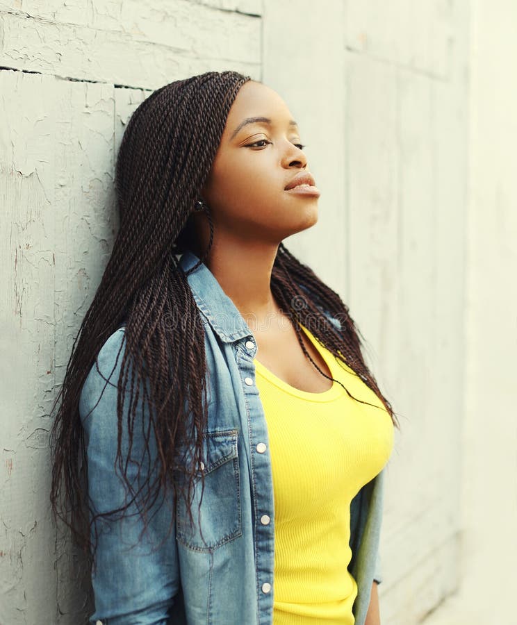 Porträt der schönen jungen afrikanischen Frau in der Stadt stockfoto Porträt der schönen jungen afrikanischen Frau in der Stadt stockfoto
