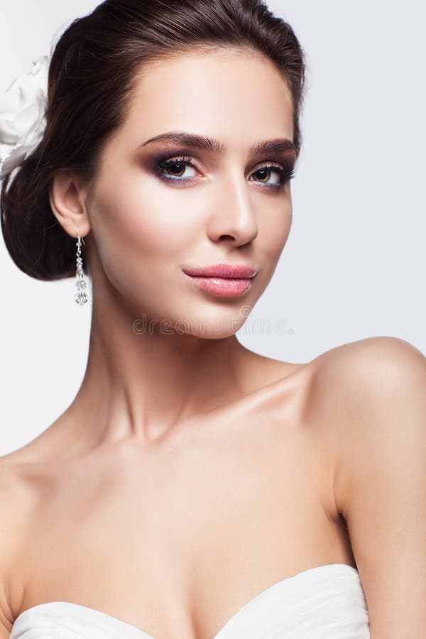 Porträt der schönen jungen Brunettefrauenbraut in weißem Weddin lizenzfreies stockbild Porträt der schönen jungen Brunettefrauenbraut in weißem Weddin lizenzfreies stockbild