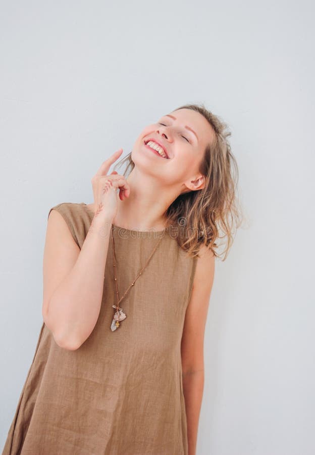 Porträt der schönen jungen Frau im Leinenkleid mit mehendi auf Händen, eco Naturschönheit, lokalisiert auf weißem Hintergrun stockfoto Porträt der schönen jungen Frau im Leinenkleid mit mehendi auf Händen, eco Naturschönheit, lokalisiert auf weißem Hintergrun stockfoto
