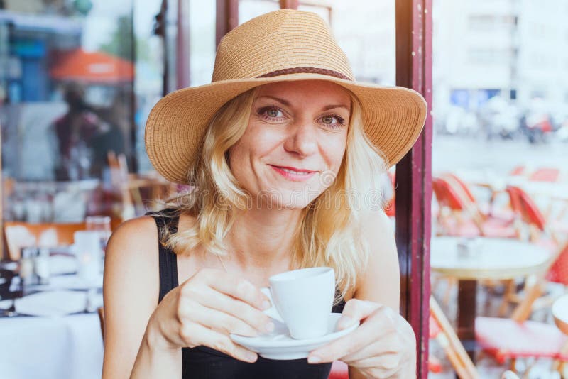 Porträt der schönen mittleren Greisin der Mode im Café mit Tasse Kaffee, glückliches Lächeln lizenzfreie stockbilder Porträt der schönen mittleren Greisin der Mode im Café mit Tasse Kaffee, glückliches Lächeln lizenzfreie stockbilder