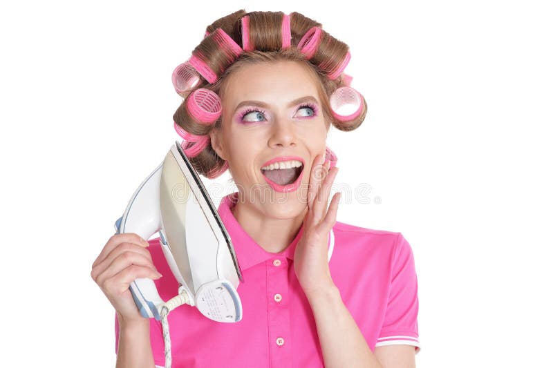 Porträt der Schönheit mit den Haarlockenwicklern, die Eisen halten lizenzfreies stockbild Porträt der Schönheit mit den Haarlockenwicklern, die Eisen halten lizenzfreies stockbild