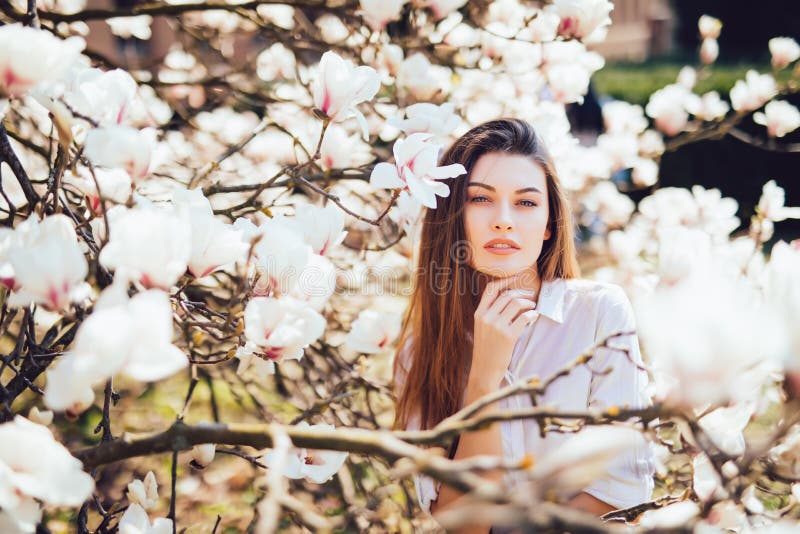 Porträt der Schönheit mit Magnolienblumen Frühlingszeit… Rosenblätter, natürlicher Hintergrund lizenzfreies stockbild Porträt der Schönheit mit Magnolienblumen Frühlingszeit… Rosenblätter, natürlicher Hintergrund lizenzfreies stockbild