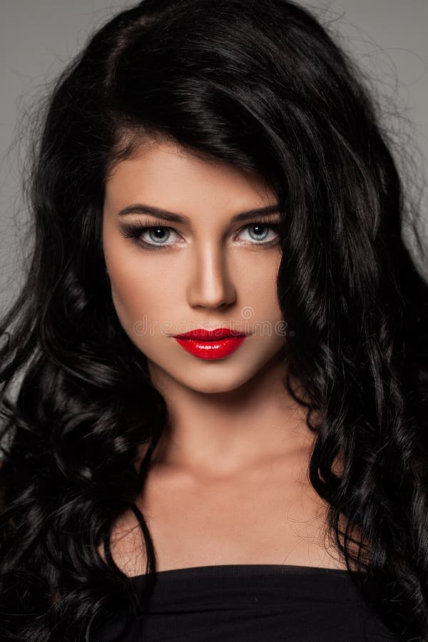 Porträt der sexy Brunette-Frau mit dem gelockten Haar stockbild Porträt der sexy Brunette-Frau mit dem gelockten Haar stockbild