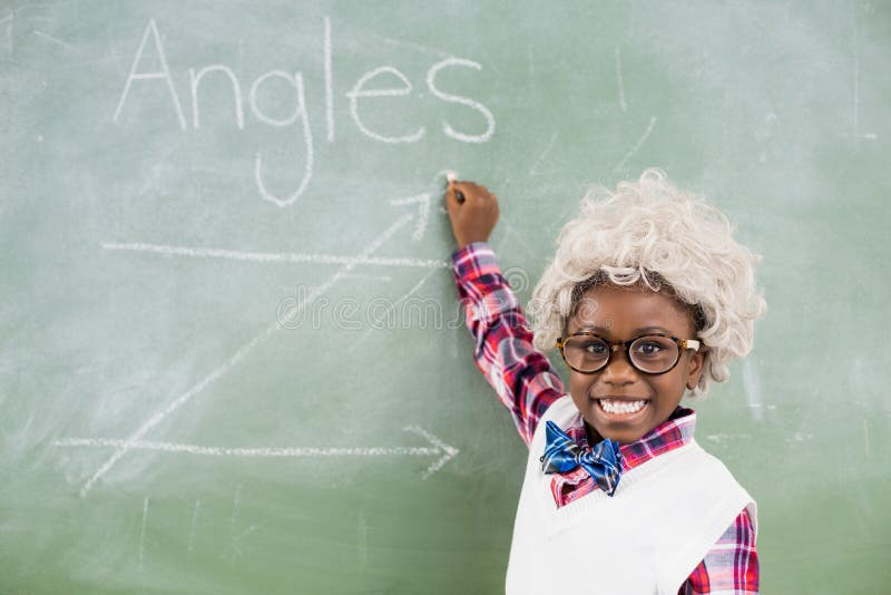 Porträt der tragenden Perücke des Schülers, die Mathematik auf Tafel im Klassenzimmer tut stockfotos Porträt der tragenden Perücke des Schülers, die Mathematik auf Tafel im Klassenzimmer tut stockfotos