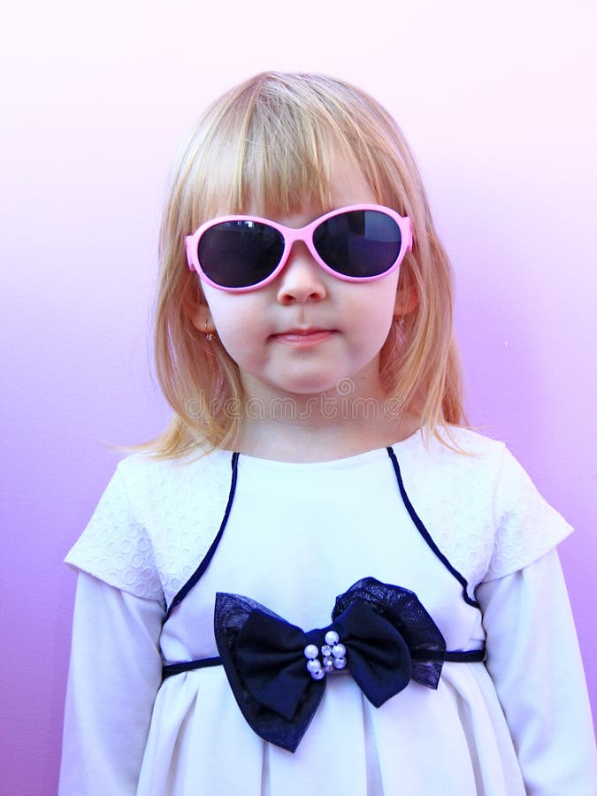 Porträt der tragenden Sonnenbrille des kleinen Mädchens auf rosa Hintergrund Atelieraufnahme des jungen Mädchens rosa Sonnenbrill stockfoto Porträt der tragenden Sonnenbrille des kleinen Mädchens auf rosa Hintergrund Atelieraufnahme des jungen Mädchens rosa Sonnenbrill stockfoto
