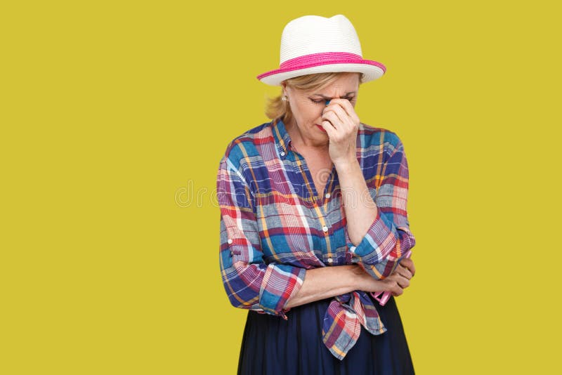 Portr?t der traurigen allein deprimierten reifen Frau in der zuf?lligen Art mit Hutstellung, Kopf und das Schreien nach unten hal lizenzfreie stockbilder Portr?t der traurigen allein deprimierten reifen Frau in der zuf?lligen Art mit Hutstellung, Kopf und das Schreien nach unten hal lizenzfreie stockbilder