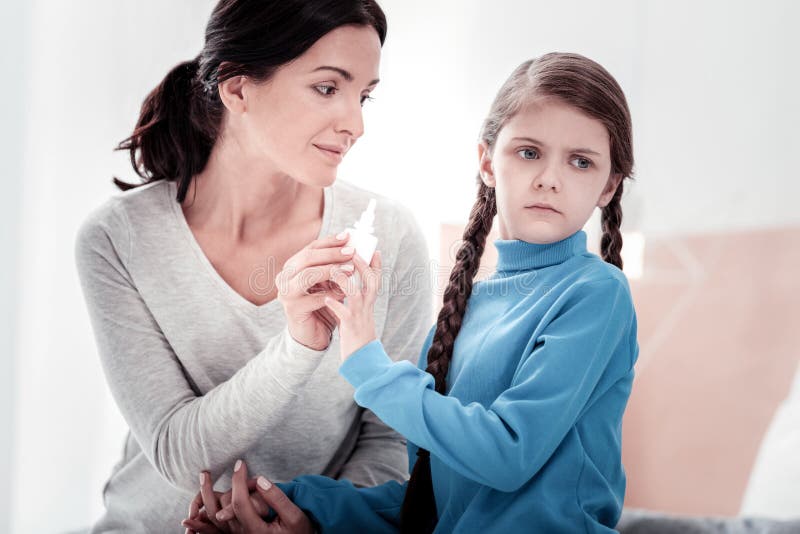 Porträt der vorsichtigen Mutter und des unnötig geschäftigen Kindes lizenzfreies stockfoto Porträt der vorsichtigen Mutter und des unnötig geschäftigen Kindes lizenzfreies stockfoto