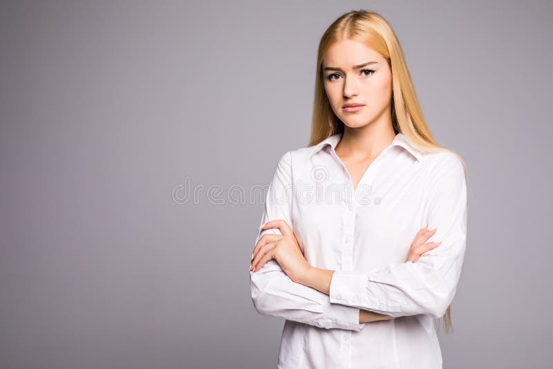Porträt der wunderbaren jungen Geschäftsfrau auf grauem Hintergrund stockfotografie Porträt der wunderbaren jungen Geschäftsfrau auf grauem Hintergrund stockfotografie