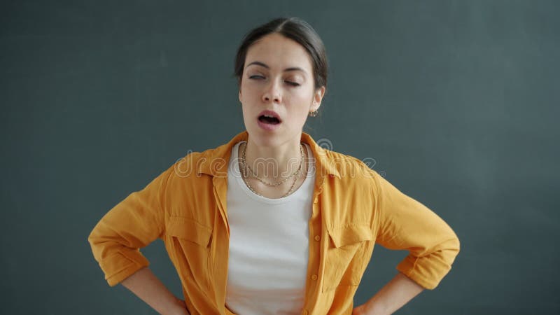 Porträt der wütenden jungen Frau, die Kamera mit missfallenem Gesicht betrachtet und die Stellung allein spricht