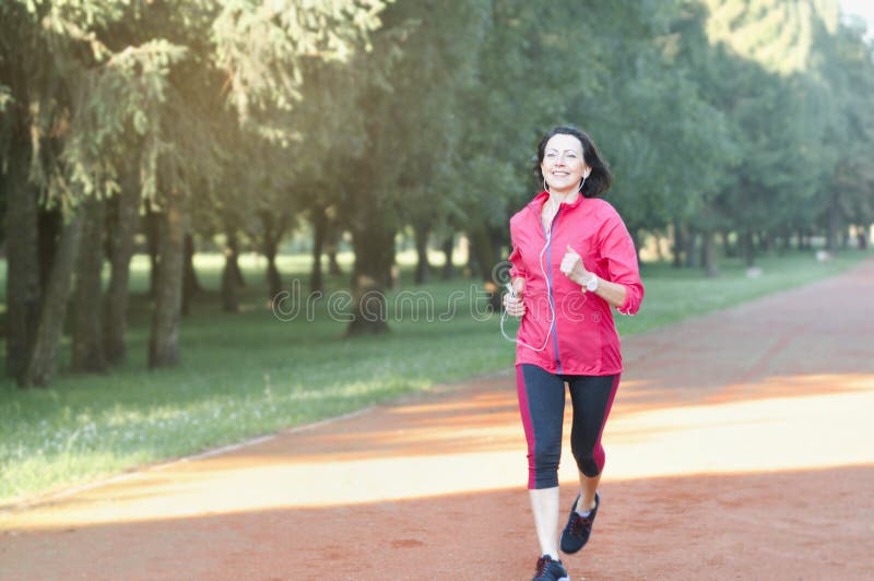 Porträt der älteren Frau laufend in den Park stockfoto Porträt der älteren Frau laufend in den Park stockfoto