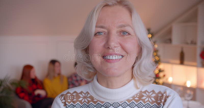 Porträt der älteren Frau Weihnachtsbaumfamilie im Hintergrund