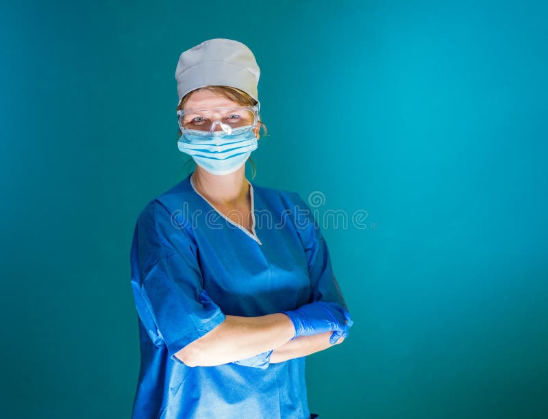 Portr?t der ?rztin mit medizinischen Gl?sern und Gesichtsmaske stockfotografie Portr?t der ?rztin mit medizinischen Gl?sern und Gesichtsmaske stockfotografie