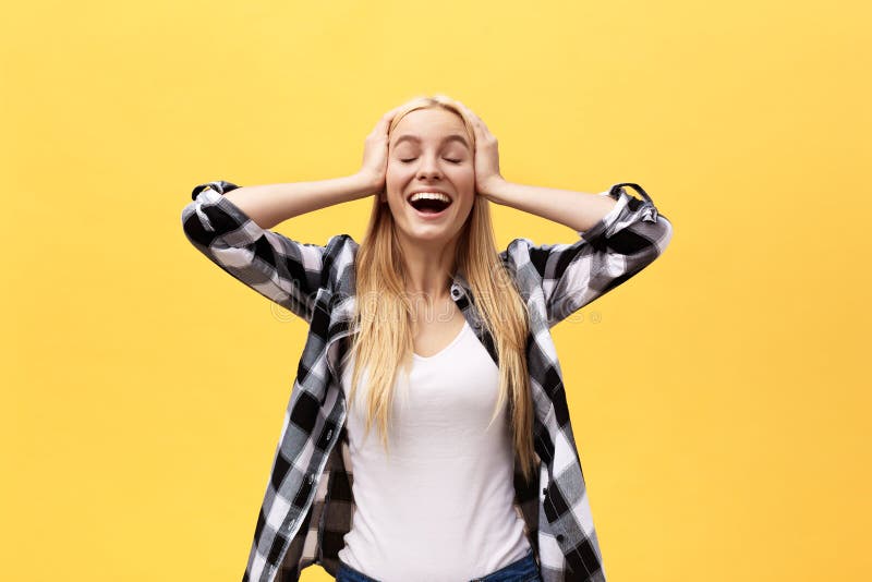 Porträt der überraschten jungen Frau in der weißen Hemdstellung vor gelber Wand lizenzfreie stockfotografie Porträt der überraschten jungen Frau in der weißen Hemdstellung vor gelber Wand lizenzfreie stockfotografie