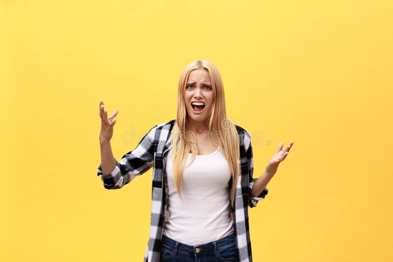 Porträt der überraschten jungen Frau in der weißen Hemdstellung vor gelber Wand lizenzfreies stockbild Porträt der überraschten jungen Frau in der weißen Hemdstellung vor gelber Wand lizenzfreies stockbild
