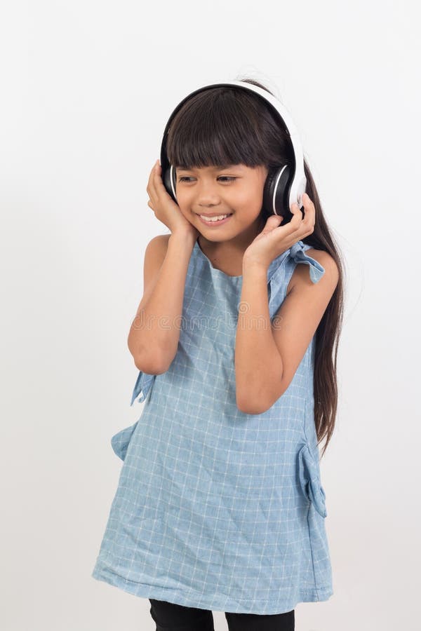 Porträt des asiatischen kleinen Mädchens, das Musik hört lizenzfreie stockbilder Porträt des asiatischen kleinen Mädchens, das Musik hört lizenzfreie stockbilder