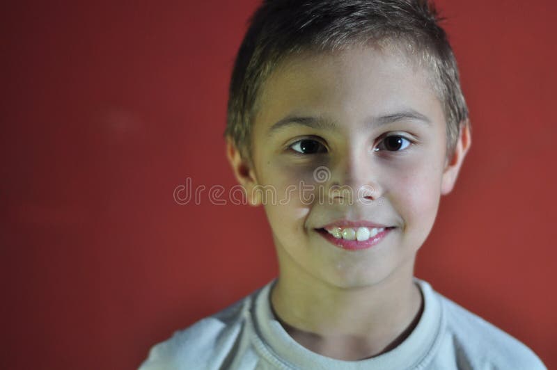 Porträt des aufgeregten lächelnden kleinen Jungen