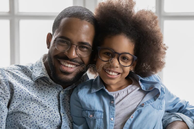 Porträt des glücklichen Afroamerikanervatis und des Tochtermädchens lizenzfreies stockfoto
