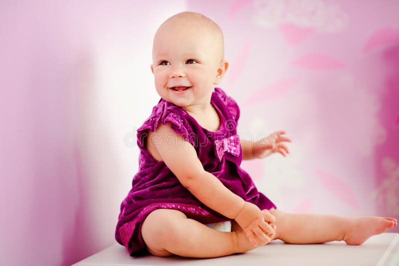 Porträt des glücklichen entzückenden Babys lizenzfreie stockfotos Porträt des glücklichen entzückenden Babys lizenzfreie stockfotos