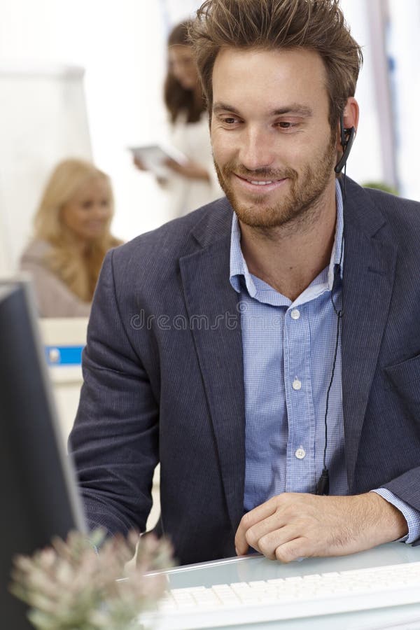 Porträt des glücklichen männlichen Verteilers stockfoto Porträt des glücklichen männlichen Verteilers stockfoto
