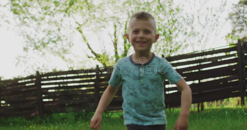 Porträt des glücklichen Tanzens des kleinen Jungen im Sommer. stock video