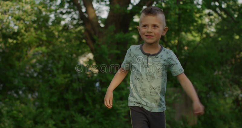 Porträt des glücklichen Tanzens des kleinen Jungen im Sommer. stock footage