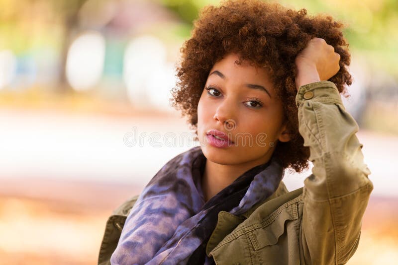 Porträt des Herbstes im Freien schönen Afroamerikanerjunge woma