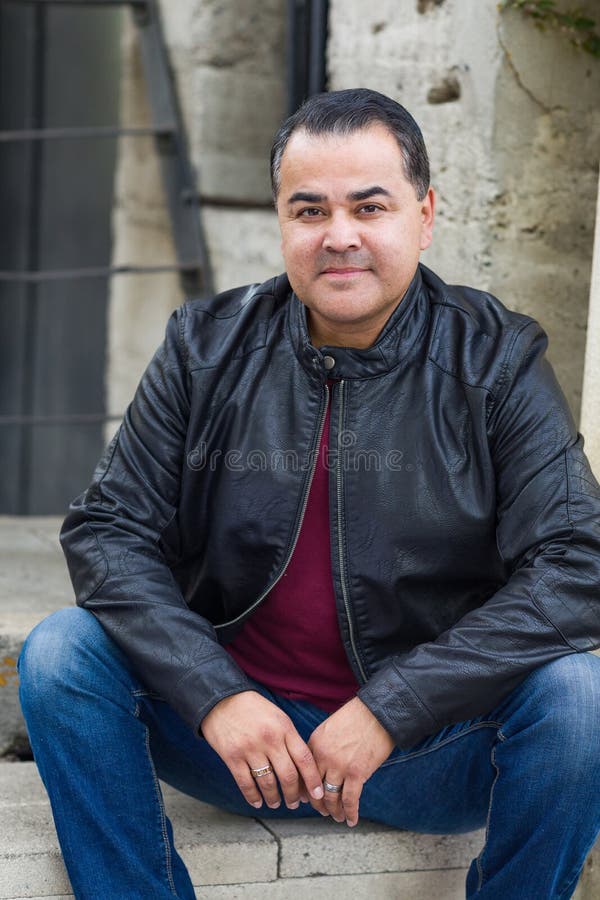 Porträt des hübschen hispanischen Mannes stockfotografie