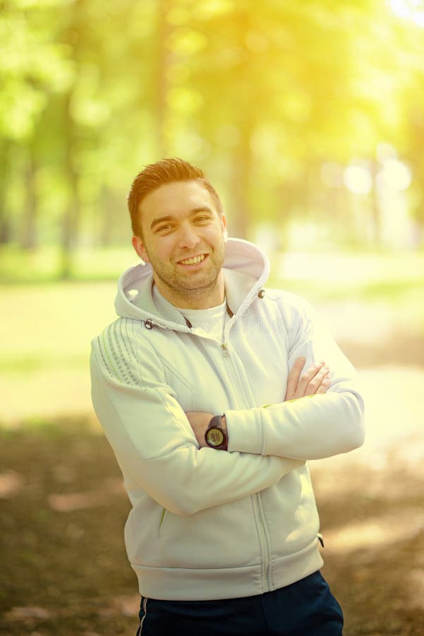 Porträt des hübschen jungen Sportlers im Park lizenzfreie stockfotos Porträt des hübschen jungen Sportlers im Park lizenzfreie stockfotos