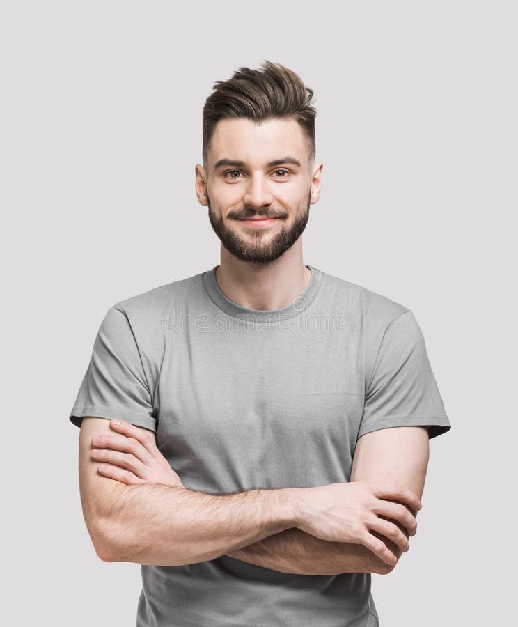 Porträt des hübschen lächelnden jungen Mannes mit gefalteten Armen Lächelnde froh, dass schöne Männer mit gekreuzter Hände Einzel lizenzfreies stockfoto