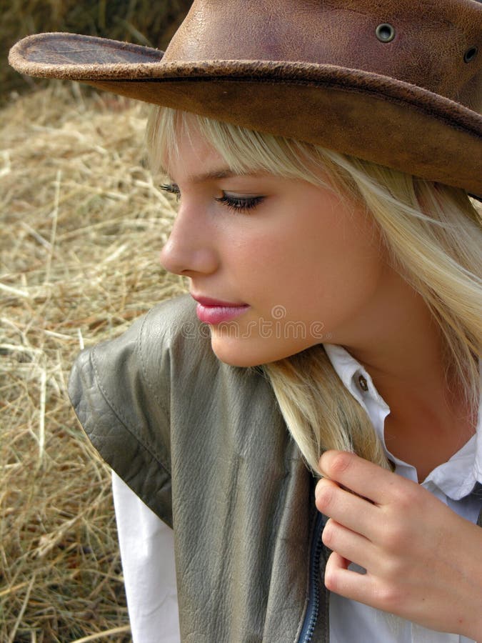 Porträt des jungen einsamen Cowgirls stockfoto Porträt des jungen einsamen Cowgirls stockfoto