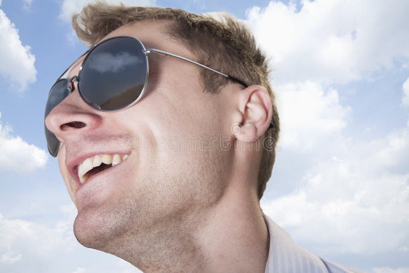 Porträt des jungen Geschäftsmannes in der Sonnenbrille lächelnd, Nahaufnahme auf Gesicht stockbild Porträt des jungen Geschäftsmannes in der Sonnenbrille lächelnd, Nahaufnahme auf Gesicht stockbild