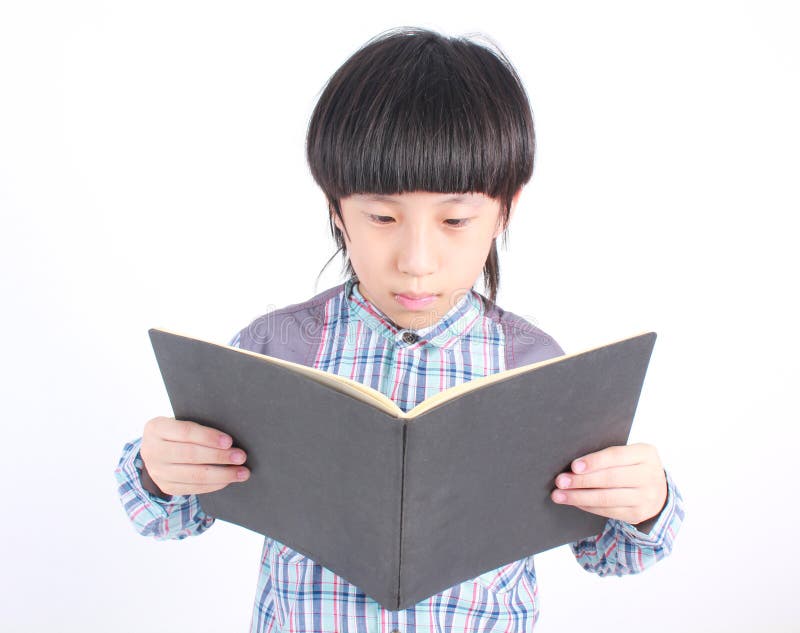 Porträt des jungen glücklichen Jungen mit Buch lizenzfreies stockbild Porträt des jungen glücklichen Jungen mit Buch lizenzfreies stockbild