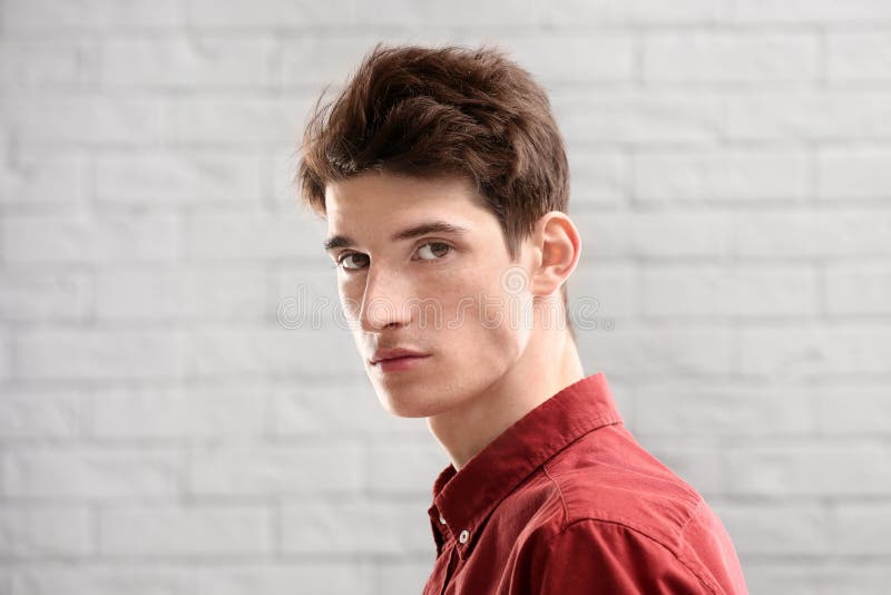 Porträt des jungen Mannes mit dem schönen Haar lizenzfreie stockfotografie Porträt des jungen Mannes mit dem schönen Haar lizenzfreie stockfotografie