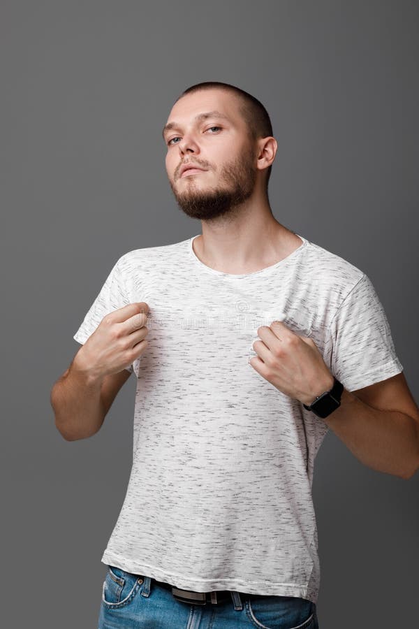 Porträt des jungen stolzen Mannes lizenzfreies stockbild